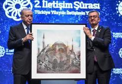 Cumhurbaşkanı Erdoğan'a İletişim Başkanı Duran'dan anlamlı hediye