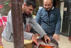 Türkiye sıcaktan pişerken yaz ortasında soba başında ısındılar!