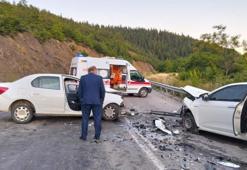 İki otomobil kafa kafaya çarpıştı 4 kişi yaralandı