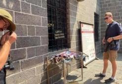 Fransız turist Diyarbakır’daki camiye böyle girdi: Herkesi şaşırtan hareket