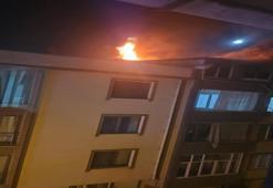 Küçükçekmece'de alevler geceyi aydınlattı: 1 kişi dumandan etkilendi