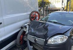 Otomobil ile çarpışan motosiklet park halindeki kamyonet ile otomobil arasında sıkıştı
