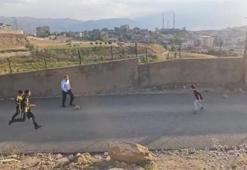Kaymakam Yüksekova'da sokakta maç yapan çocukların oyununa katıldı