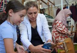 Ata yadigarı geleneksel kilim dokuma sanatının kaybolmaması için kadın ve çocuklara eğitim veriyor