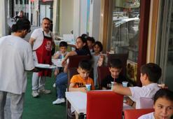 Adana'daki lahmacuncuya nispet yaptı, çocuklara ücretsiz lahmacun dağıttı