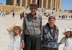 34 yıl sonra tüp bebek tedavisiyle evlat sahibi olan aile Anıtkabir'i ziyaret etti!