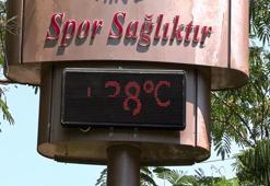 Adana sıcaktan kavruluyor! Vatandaşlar parklara ve çeşmelere akın etti