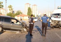 Karşı şeride geçen otomobil ile minibüs çarpıştı