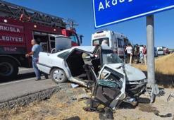 Yoldan çıkan otomobil levha direğine çarptı 3 kişi yaralandı