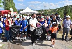 Kastamonu’da vatandaşlar orman yangınlarını önlemek için ormanda çöp temizledi