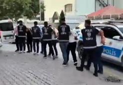 Kar maskeleriyle park halindeki aracı soyan 5 şüpheli yakalandı