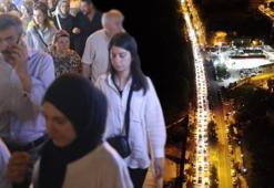 Binlerce kişi o şehre akın etti, kilometrelerce araç kuyruğu oluştu! İlçede adım atacak yer kalmadı