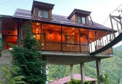 Rize'de konut yapacak düz arazi bulamayınca yol üstüne villa yaptı