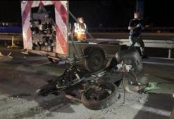 Anadolu Otoyolu Sakarya geçişinde ikaz römorkuna çarpan motosikletli hayatını kaybetti