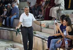 Ustasının 'Sanatımı sürdürmezsen hakkımı helal etmem' vasiyetini 54 yıldır oynayarak yaşatıyor