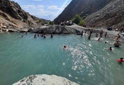 Erzincan'da ilginç serinleme yöntemi: Dereyi kesip yüzdüler!