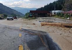 Artvin'de sağanak hayatı felç etti! Cadde ve sokaklar su altında kaldı