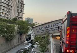 Esenler'de tır dereye uçtu: Sürücü yaralandı