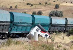 Malatya'da korkunç kaza! Hemzemin geçitte yük treni kamyona çarptı: 1 yaralı