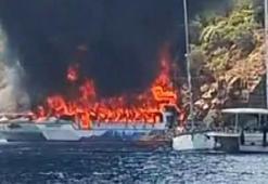 Fethiye'de can pazarı! Tur teknesi alev alev yandı: 115 yolcu denize atladı