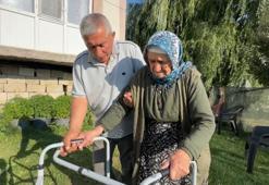 80 yaşındaki annesini 20 yıldır sırtında taşıyor: 'Tek istediğim anamın yüzünün gülmesi'