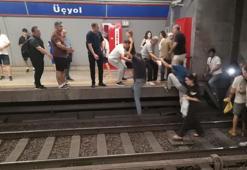 İzmir’de metro seferlerini aksatan arıza: Yolcular raylara inerek yürümek zorunda kaldı