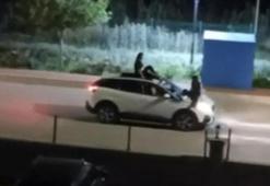 Seyir halindeki otomobilin üstünde yolculuk yapan iki kadın canlarını hiçe saydı