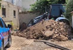 Hatay'da bahçesine yıllarca ağaç dikti, kazmayı vurunca hazine fışkırdı! Jandarma inanamadı