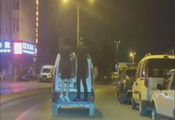 Zeytinburnu'nda tehlikeli yolculuk: Aracın arkasına tutunup yol aldılar