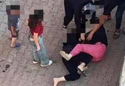 İki kadının saç başa kavgası kameraya yansıdı