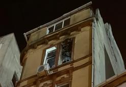 Beyoğlu'nda maç çıkışı alevler sardı: Havai fişek daireyi yaktı