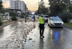 Patlayan su hattı yolu çökertti! Otomobil çukura düştü