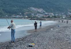 Karadeniz'de balık bolluğu yaşanıyor! Oltasını kapan denize koştu