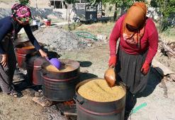 Erzincan'da dev kazanlar kuruldu, kokusu bütün köyü sardı! 3 saat boyunca kaynattılar