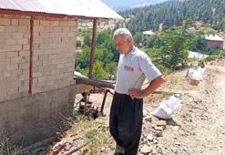 Adana'da açıkta bırakılan su borusu vatandaşı mağdur ediyor