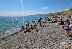 Adilcevaz sahili Antalya'yı andırıyor: Tıklım tıklım doldu