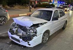 Kırmızı ışıkta bekleyen otomobile bir başka otomobil çarptı