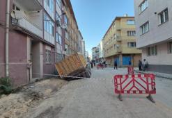 Eskişehir'de yol çöktü, kamyon çukura düştü