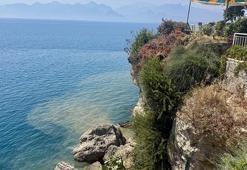 Antalya'da arıza sebebiyle denize karışan su denizin rengini değiştirdi: Kokudan insanlar yakınından bile geçemiyor!