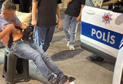 2 şahıs tarafından bıçaklandı polislere bağırıp yol ortasında soyundu