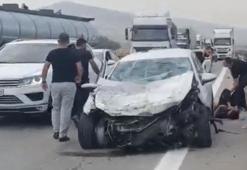 Kontrolden çıkan otomobil önündeki tıra ve bariyerlere çarptı