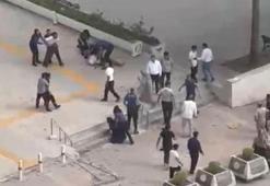 Adliye önündeki tekmeli yumruklu kavga kameraya yansıdı