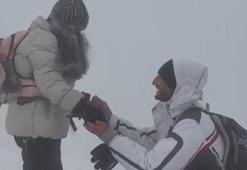 Ağrı Dağı zirvesinde Ermeni gençlerden evlilik teklifi