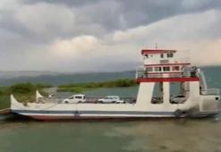 Şiddetli fırtına feribotun iskeleyeye yanaşmasına izin vermedi