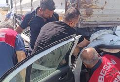 Otomobil, TIR'a arkadan çarptığı kazada 2 kişi yaralandı