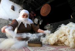 Bitlis Hizan'da kadınlar yüzyıllık geleneği yaşatıyor: Koyun Yünlerinden geleneksel yöntemlerle işliyorlar!