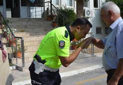 Türkiye'nin yüzünü güldüren trafik polisi konuştu: O sıcakta gönlüm el vermedi