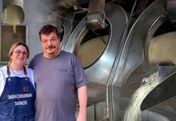 Bursa'da taş değirmende ateş hiç söndürmeden üretiyorlar: Aileden 4. kuşak devraldı, taş değirmende 1935'ten beri aynı dükkandalar