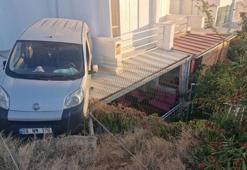 Kontrolden çıkan otomobil yazlık evin verandasına düştü