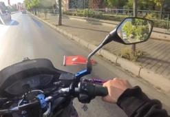 Yerdeki 2 Türk bayrağını gören kadın kuryeden örnek davranış
